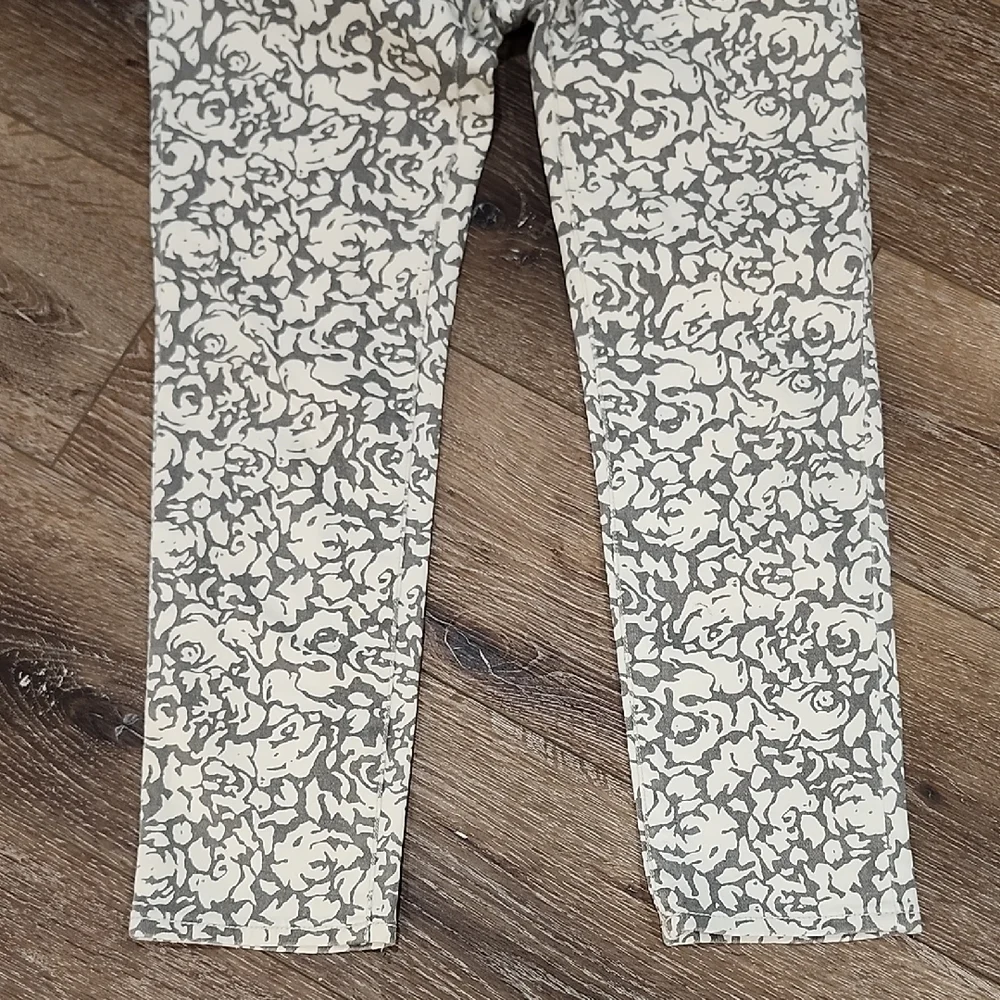 Dear John Off White Grey Womens Floral Cropped Ankle Jeans Low Mid Rise Sz 26 - Picture 4 of 10